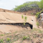 27 de Fevereiro de 2018 - Açude Lima Campos, em Icó; buraco enorme na parede; pescadores temem pela segurança da barragem. - REGIONAL - 28re0801 - HONORIO BARBOSA