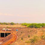 Em alguns trechos da extensão da obra, duas pontes estão em construção, mas o ritmo é lento Foto: Antônio Rodrigues