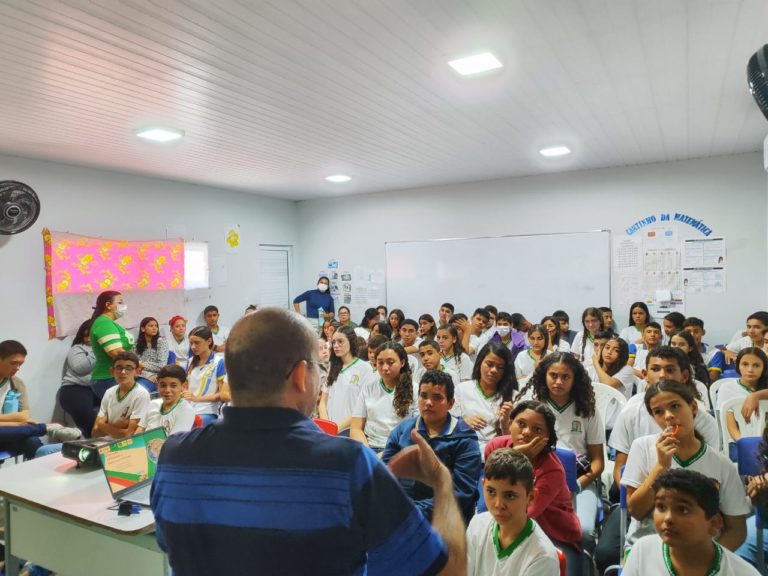 Junho Ambiental: Secretaria Executiva do Comitê palestra sobre semiárido nordestino, em escola de Jaguaruana