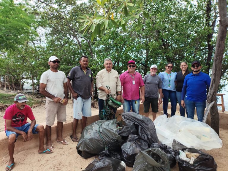 Comitê do Baixo Jaguaribe e Cogerh realizam ação de limpeza das margens do rio Jaguaribe, em Aracati